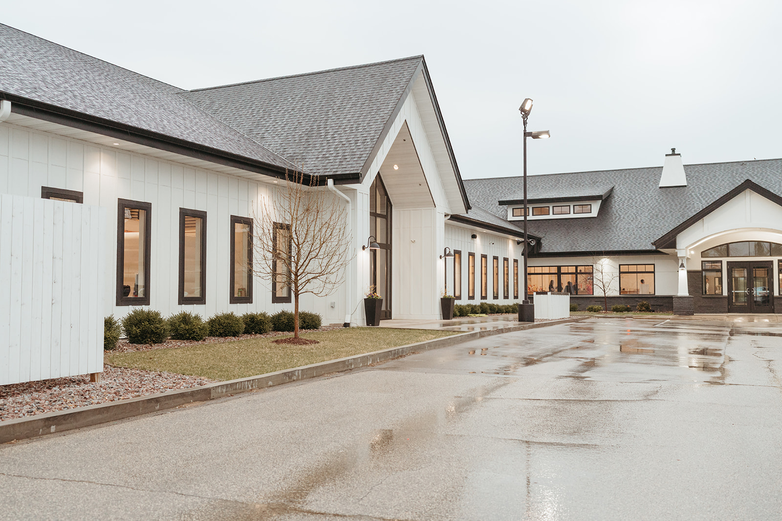 outside woodhaven Minnesota wedding venue